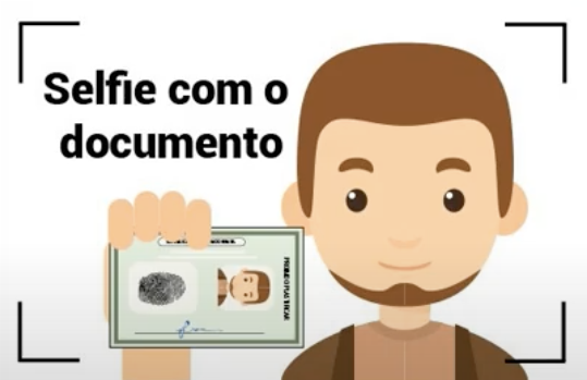 Selfie segurando documento com foto